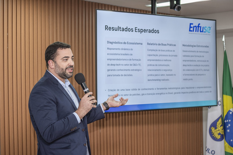 Diretor do Cepetro durante a abertura do evento