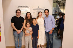 Família do Prof. Eugênio Spanó Rosa em frente a placa em sua homenagem