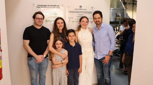 Família do Prof. Eugênio Spanó Rosa em frente a placa em sua homenagem